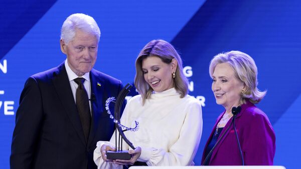 Ukraine's first lady Olena Zelenska accepts the Clinton Global Citizen Award from Bill and Hillary Clinton during the Clinton Global Initiative, Tuesday, Sept. 19, 2023 in New York - Sputnik International