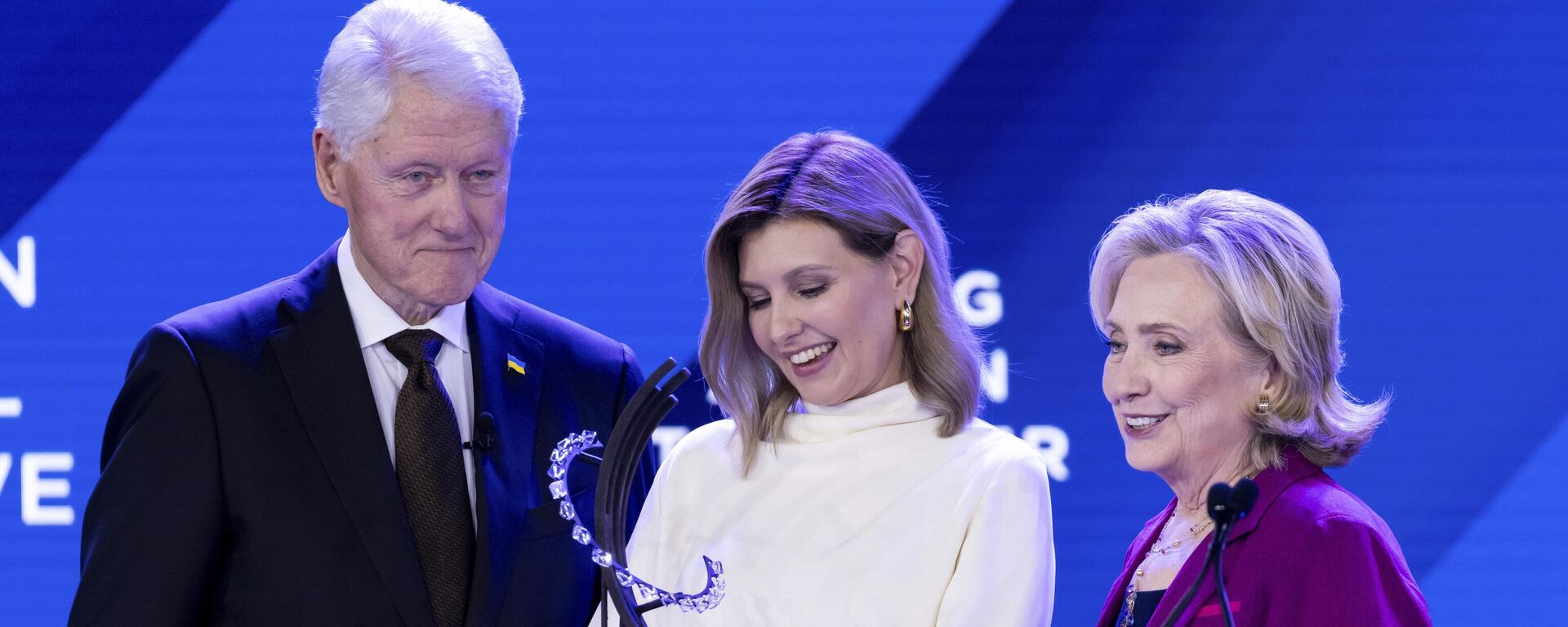 Ukraine's first lady Olena Zelenska accepts the Clinton Global Citizen Award from Bill and Hillary Clinton during the Clinton Global Initiative, Tuesday, Sept. 19, 2023 in New York - Sputnik International, 1920, 06.01.2024