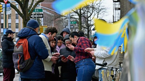Ukrainian refugees sign in to attend a job fair in the Brooklyn borough of New York on February 01, 2023 - Sputnik International