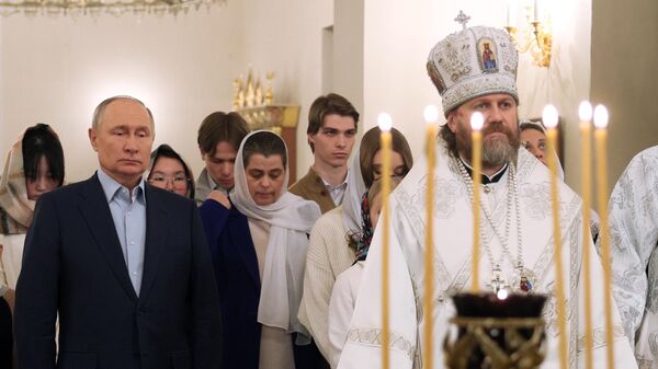 Russian President Vladimir Putin and Archbishop Foma of Odintsovo and Krasnogorsk attend the Orthodox Christmas service at the Church of the Not-Made-By-Hands Image of Christ the Saviour at Novo-Ogaryovo state residence outside Moscow, Russia - Sputnik International