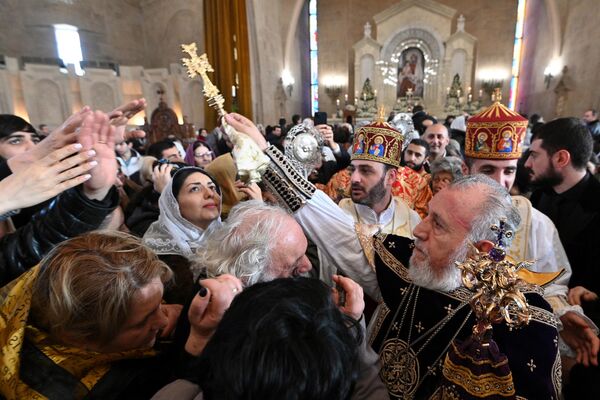 The head of the Armenian Apostolic Church, Catholicos Garegin II (R), blesses members of the congregation during a service at Saint Gregory the Illuminator Cathedral, as the Armenian Apostolic Church celebrates Christmas, in Yerevan, Armenia. - Sputnik International