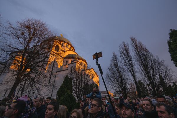 People gather during the annual ceremony of bonfire of dried oak branches, the Yule log symbol for the Orthodox Christmas eve according to the Julian calendar, at the Church of Saint Sava in Belgrade, Serbia. - Sputnik International