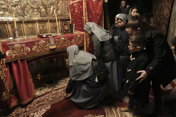 Nuns visit the Grotto of the Nativity Church, where Christians believe Jesus Christ was born on the eve of the Orthodox Christmas in Bethlehem, West Bank. - Sputnik International