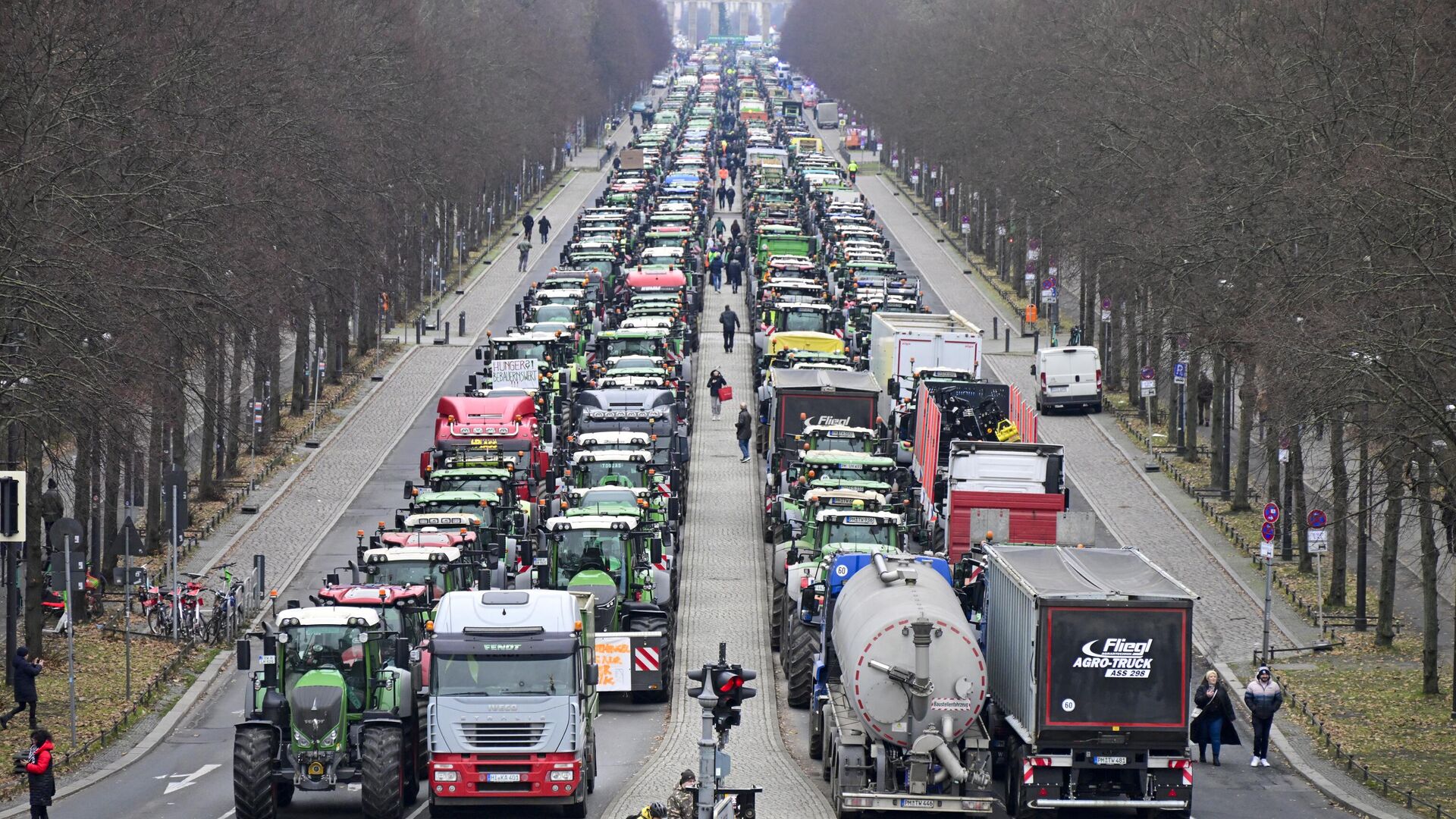Tractors are lined up in the Strasse des 17 Juni boulevard, towards the Brandenburg Gate in Berlin, on December 18, 2023, as German farmers demonstrate against the planned abolition of subsidies for agricultural diesel. - Sputnik International, 1920, 15.01.2024