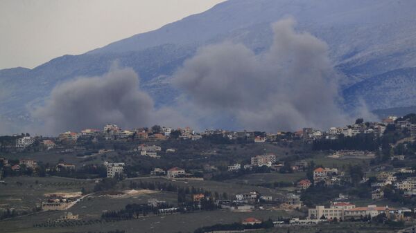 Smoke rises after Israeli air strikes on the outskirts of Khiam, a town near the Lebanese-Israeli border - Sputnik International