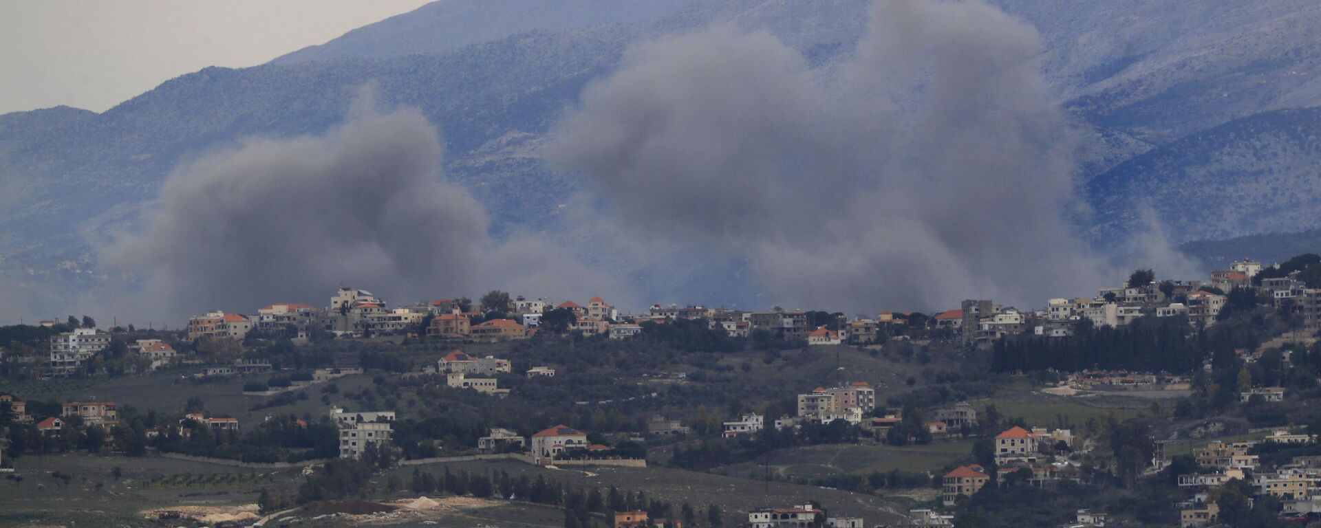 Smoke rises after Israeli air strikes on the outskirts of Khiam, a town near the Lebanese-Israeli border - Sputnik International, 1920, 23.01.2024