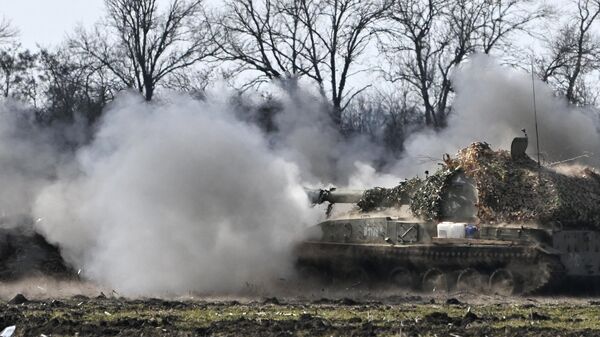 A Russian Army 2S3 Akatsiya self-propelled howitzer fires towards Ukrainian positions in the course of Russia's military operation in Ukraine, at the unknown location. - Sputnik International