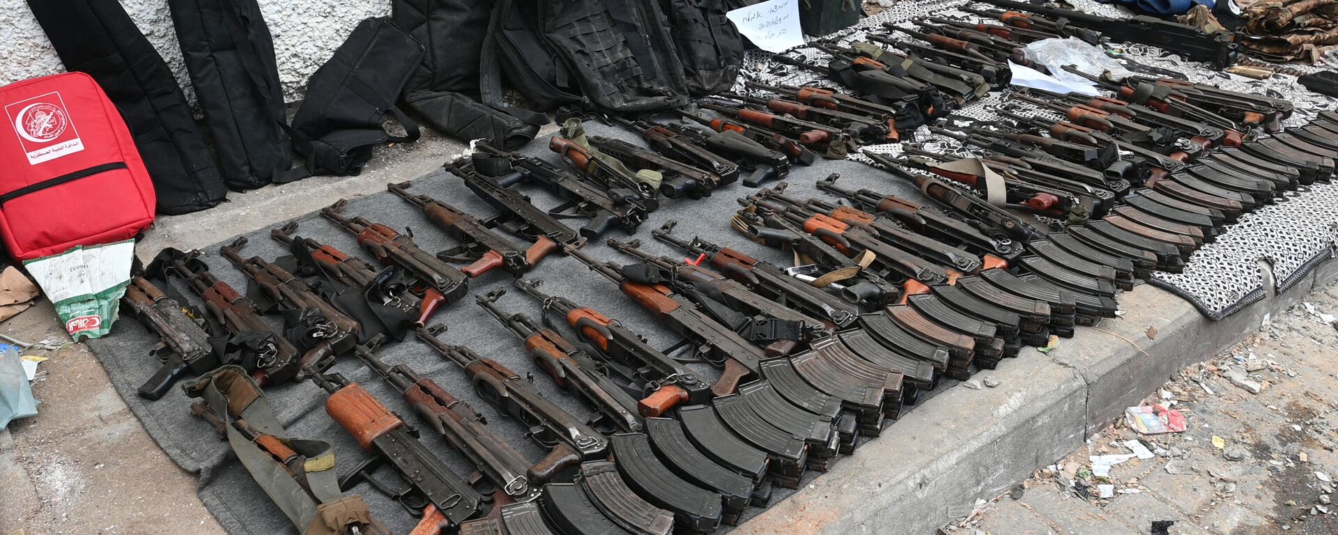 Weapons that the Israeli Army says were left behind by Hamas militants in the Al-Shifa hospital, are displayed at the medical complex in Gaza City in the northern Gaza Strip, amid continuing battles between Israel and the Palestinian militant group Hamas, on November 22, 2023 - Sputnik International, 1920, 09.01.2024
