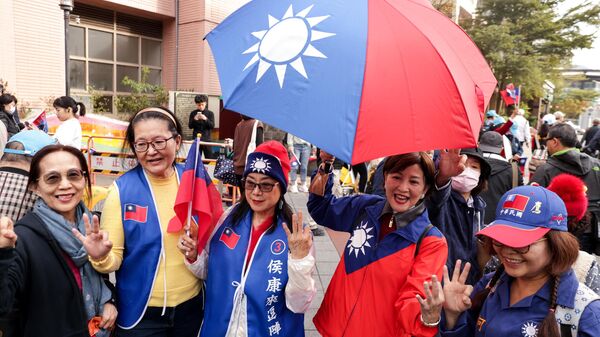 Supporters gather to support KMT candidate Hou Yu-ih outside of a local temple in Taipei on January 9, 2024.  - Sputnik International