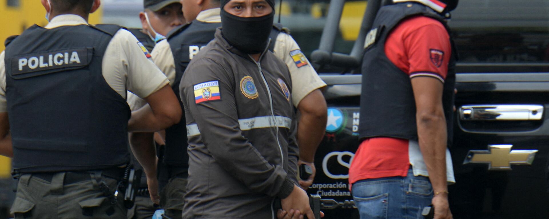 Ecuadorean police members take position outside the premises of Ecuador's TC television channel after unidentified gunmen burst into the state-owned television studio live on air on January 9, 2024, in Guayaquil, Ecuador, a day after Ecuadorean President Daniel Noboa declared a state of emergency following the escape from prison of a dangerous narco boss. Gunshots rang out on live TV in violence-torn Ecuador as armed men carrying rifles and grenades stormed the studio shortly after gangsters vowed a war against the president's plans to reclaim control from narcoterrorists. - Sputnik International, 1920, 09.01.2024