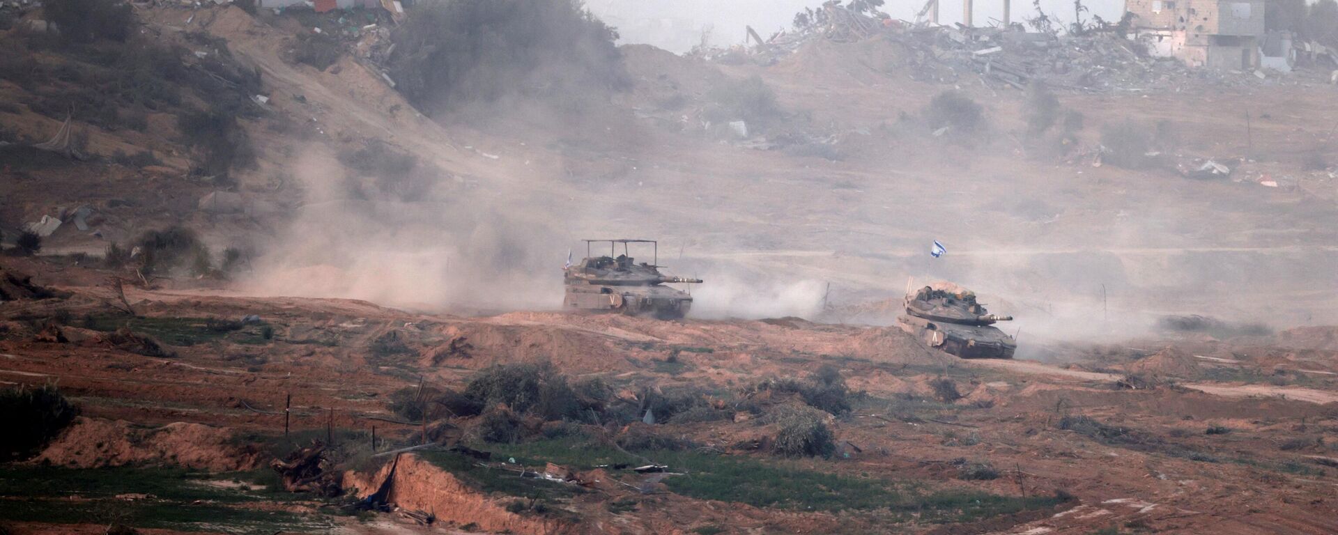 This picture taken on January 9, 2024 from the Israeli border with the Gaza Strip shows Israeli army tanks rolling in the center of the Gaza Strip, amid the ongoing battles between Israel and the militant Hamas group - Sputnik International, 1920, 09.01.2024