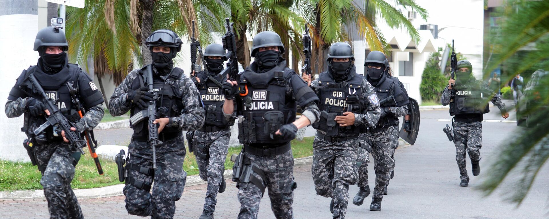 An Ecuadorean police squad enters the premises of Ecuador's TC television channel after unidentified gunmen burst into the state-owned television studio live on air on January 9, 2024, in Guayaquil, Ecuador, a day after Ecuadorean President Daniel Noboa declared a state of emergency following the escape from prison of a dangerous narco boss - Sputnik International, 1920, 10.01.2024