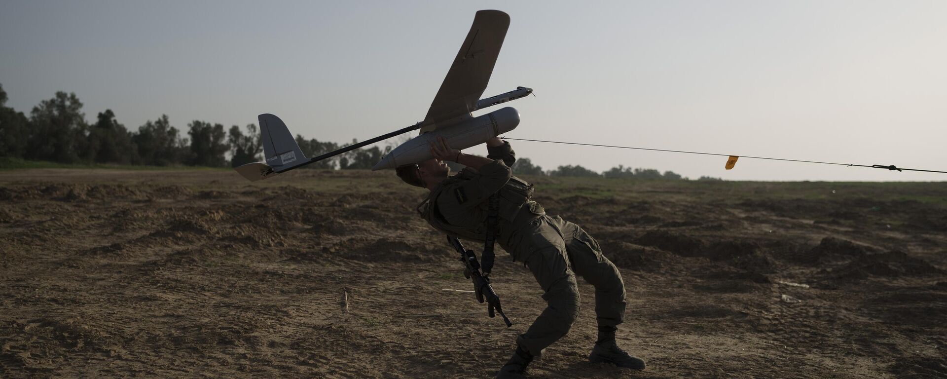 An Israeli soldier launches a drone near the Israeli-Gaza border in southern Israel, January 2024. - Sputnik International, 1920, 07.01.2025