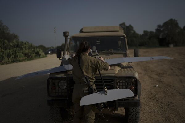 An Israeli soldier checks a reconnaissance drone to ensure it&#x27;s in working order somewhere near the Israel-Gaza border. - Sputnik International