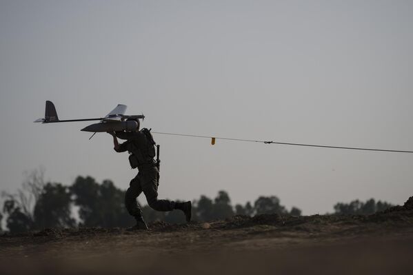 An Israeli soldier prepares to launch a drone near the Israeli-Gaza border. - Sputnik International