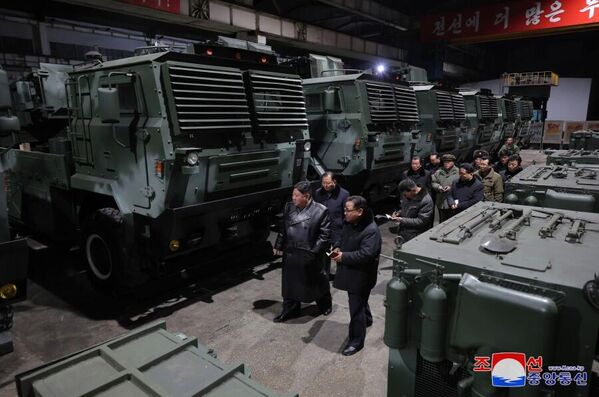 North Korea’s leader Kim Jong Un visits factories producing weapons. - Sputnik International