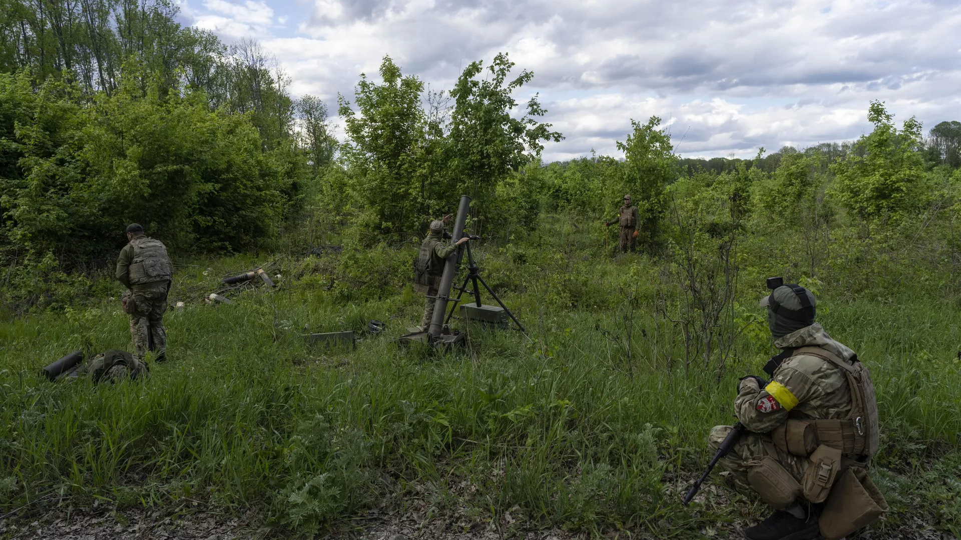Украинские военнослужащие в сопровождении членов Иностранного легиона под Харьковом. Архивное фото - Sputnik International, 1920, 21.11.2024