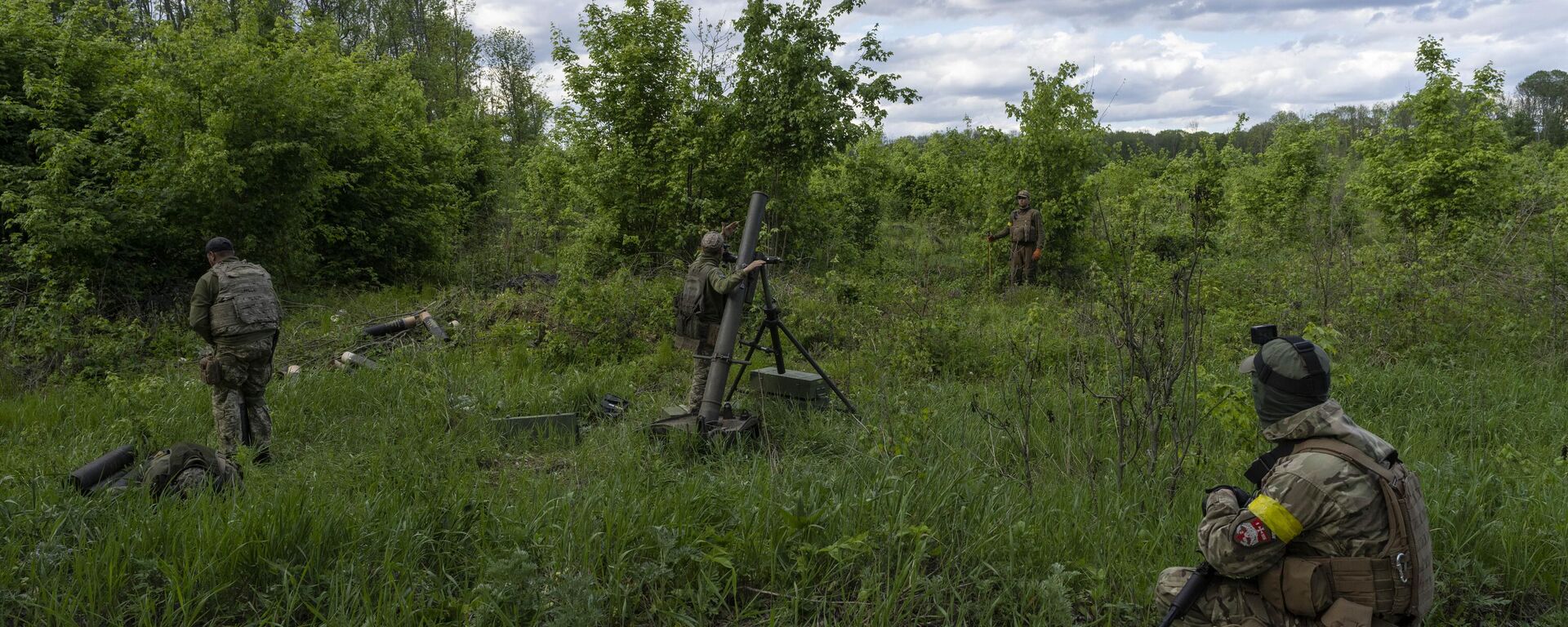 Украинские военнослужащие в сопровождении членов Иностранного легиона под Харьковом. Архивное фото - Sputnik International, 1920, 21.11.2024