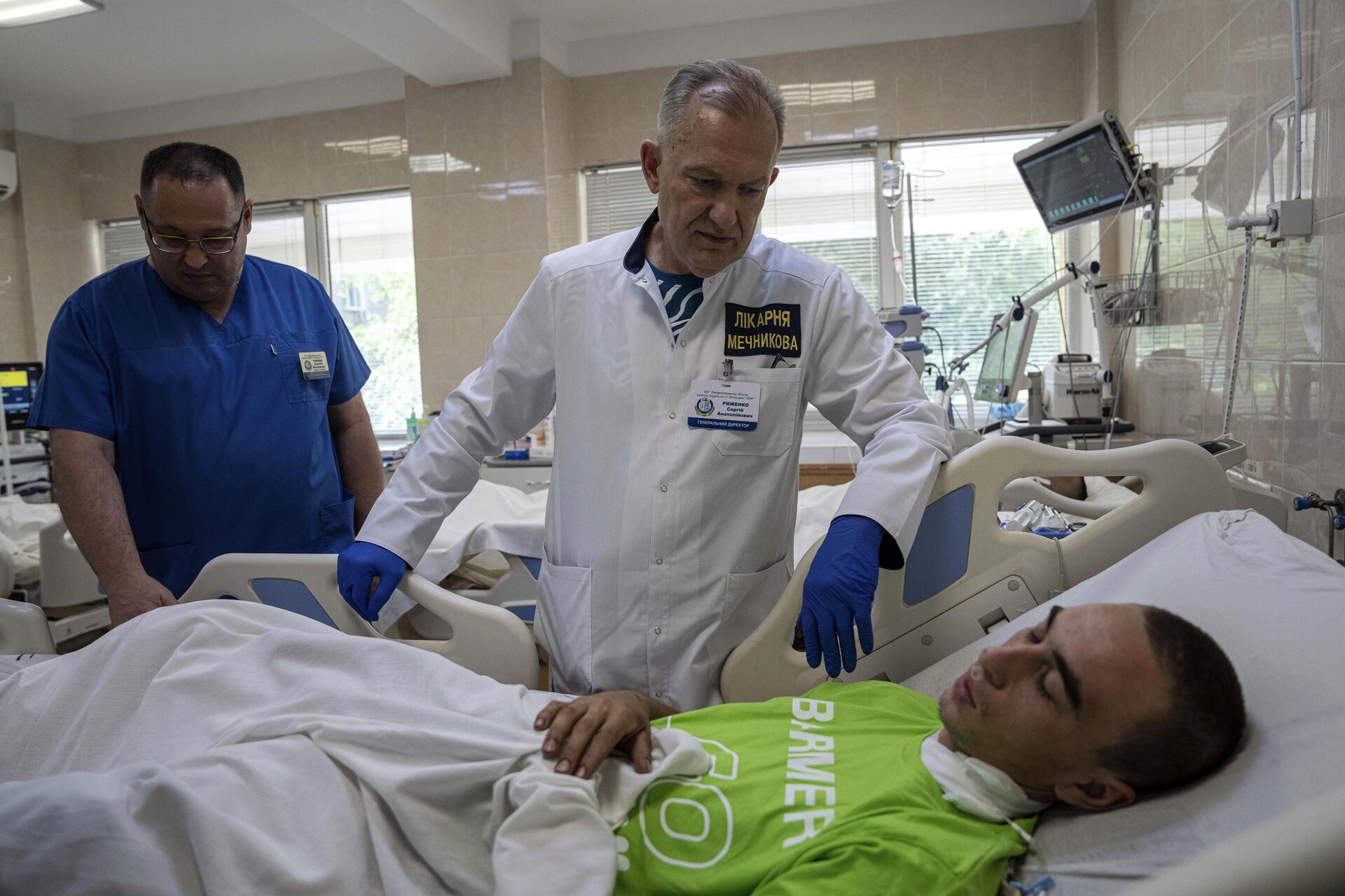 Chief Doctor Sergei Ryzhenko speaks to a Oleh Halah, 22, Ukrainian soldier, injured by a tank near Lyman, at Mechnikov Hospital in Dnepropetrovsk, Ukraine, Friday, July 14, 2023. - Sputnik International, 1920, 10.01.2024