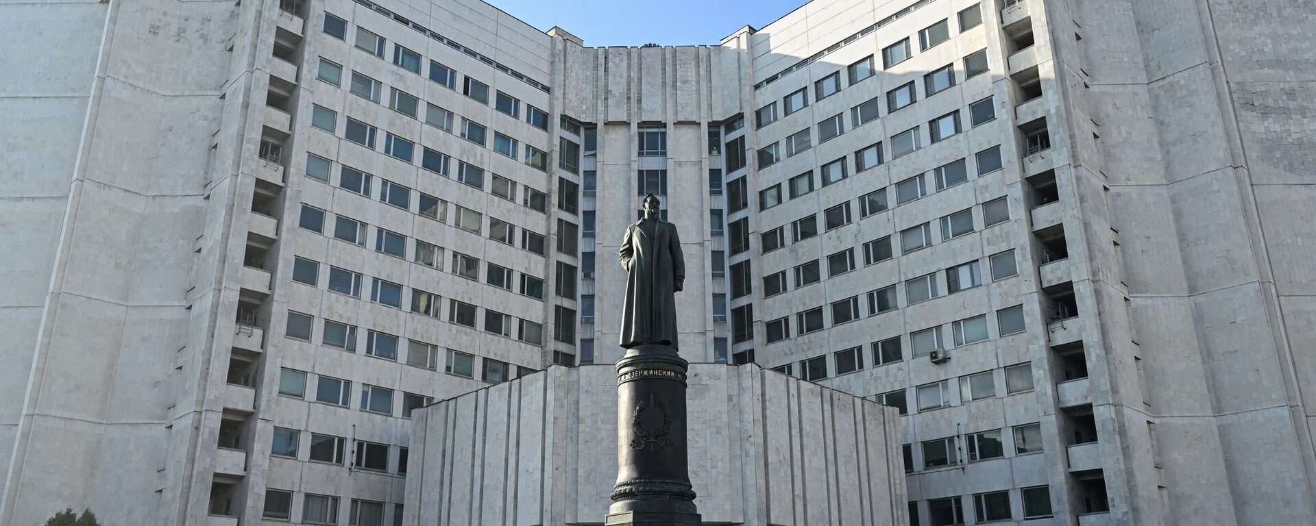 A view shows the monument dedicated to the founder of Soviet security services, Felix Dzerzhinsky, at the headquarters of the Russian Foreign Intelligence Service in Moscow, Russia. - Sputnik International, 1920, 24.04.2025
