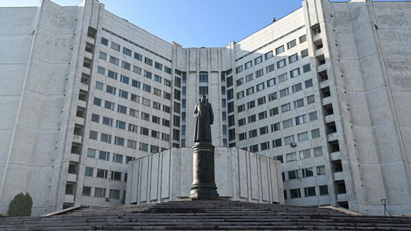 A view shows the monument dedicated to the founder of Soviet security services, Felix Dzerzhinsky, at the headquarters of the Russian Foreign Intelligence Service in Moscow, Russia. - Sputnik International