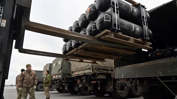 Ukrainian servicemen load a truck with the FGM-148 Javelin, American man-portable anti-tank missile provided by US to Ukraine as part of a military support, upon its delivery at Kiev's airport Borispol on February 11,2022. - Sputnik International