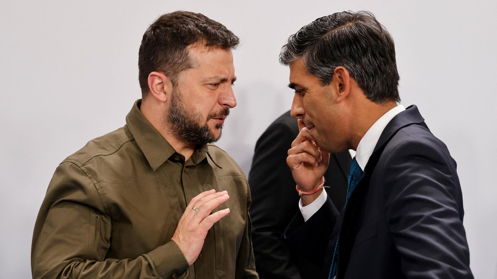 Ukraine's President Volodymyr Zelensky (L) speaks with British Prime Minister Rishi Sunak at the start of a plenary session of the European Political Community summit at the Palacio de Congreso in Granada, southern Spain on October 5, 2023.  - Sputnik International, 1920, 12.01.2024