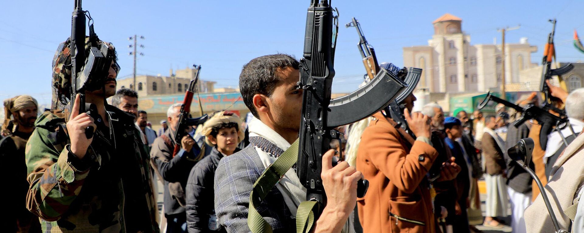 Houthi fighters brandish their weapons during a march in solidarity with the Palestinian people in the Houthi-controlled capital Sanaa on January 11, 2024. - Sputnik International, 1920, 27.01.2024