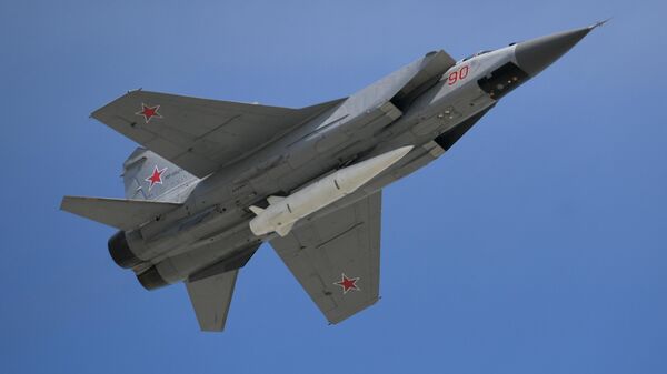A MiG-31 multi-role fighter aircraft with hypersonic missile Kinzhal - Sputnik International