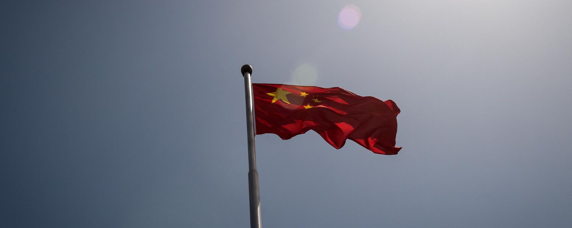 The Chinese national flag is seen at the entrance to the Zhongnanhai leadership compound in Beijing - Sputnik International, 1920, 14.01.2024
