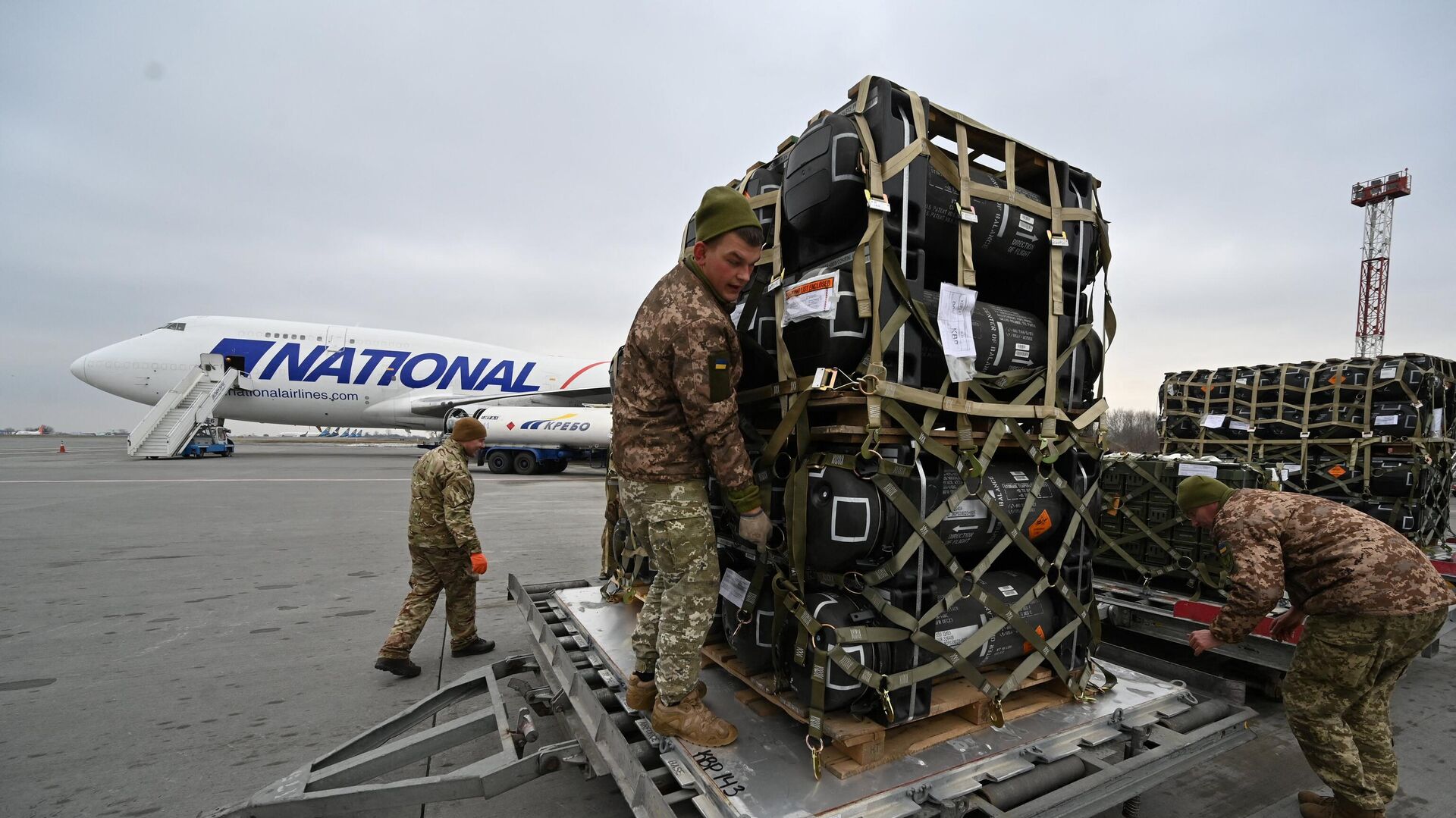 Ukrainian servicemen are at work to receive the delivery of FGM-148 Javelins, American man-portable anti-tank missile provided by US to Ukraine as part of a military support, at Kiev's airport Borispol on February 11, 2022. - Sputnik International, 1920, 14.01.2024