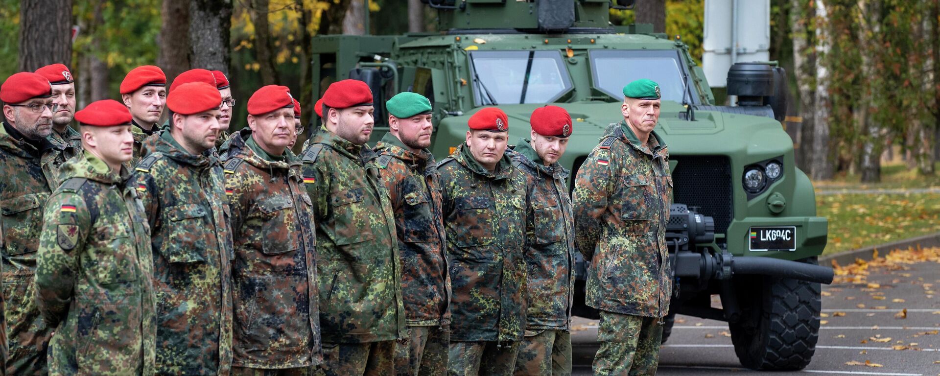 Soldiers of the German Bundeswehr 41st Mechanized Infantry Brigade Forward Command Element wait to greet German Defense Minister Christine Lambrecht upon her arrival at the Rukla military base some 100 kms (62.12 miles) west of the capital Vilnius, Lithuania, Saturday, Oct. 8, 2022. - Sputnik International, 1920, 13.02.2024