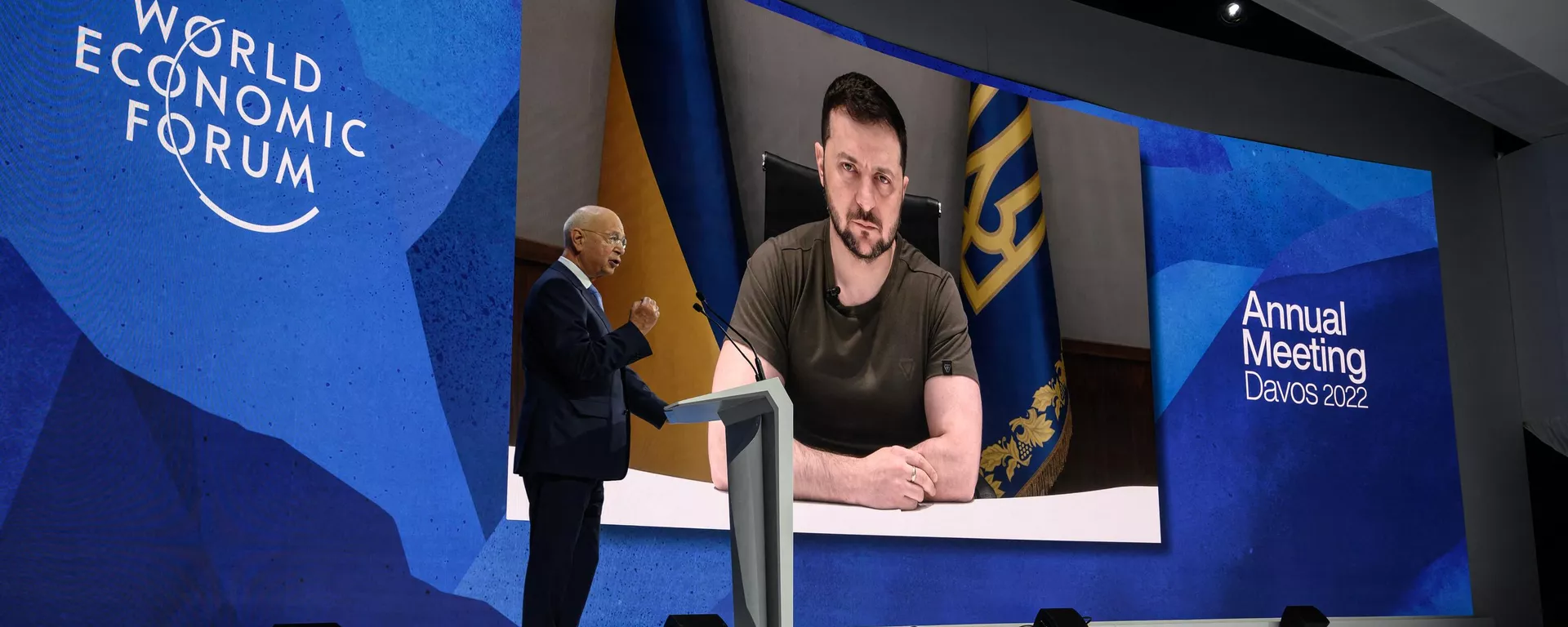 Ο ιδρυτής και εκτελεστικός πρόεδρος του Παγκόσμιου Οικονομικού Φόρουμ Klaus Schwab καλωσορίζει τον Ουκρανό Πρόεδρο Volodymyr Zelensky που εμφανίζεται σε μια γιγαντιαία οθόνη μέσω σύνδεσης βίντεο στο συνεδριακό κέντρο κατά τη διάρκεια της ετήσιας συνεδρίασης του Παγκόσμιου Οικονομικού Φόρουμ (WEF) στο Νταβός στις 23 Μαΐου 2022. Ο Ζελένσκι αναμένεται επίσης να παρακολουθήσει τις συνεδριάσεις του WEF για το 2024 αυτή την εβδομάδα.  - Sputnik International, 1920, 15.01.2024