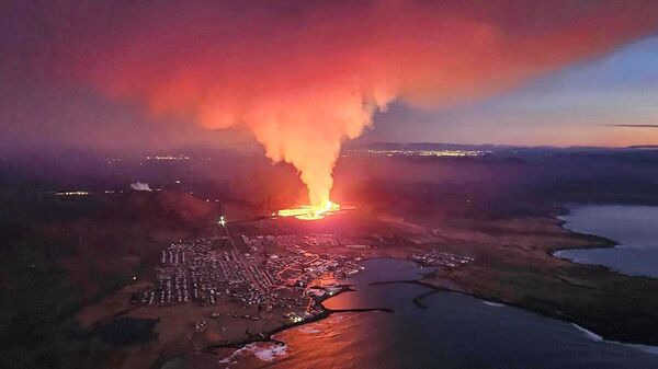 Извержение вулкана на юге Исландии недалеко от города Гриндавик - Sputnik International
