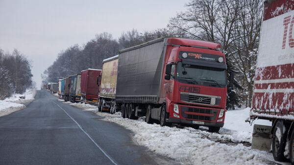 Ukrainian trucks stand on the parking lot near Korczowa Polish-Ukrainian border crossing, on December 5, 2023. In a Polish car park near the Ukrainian border, truck drivers stranded by a month-long blockade that has caused disruption and a row with Ukraine shoveled snow off their vehicles - Sputnik International