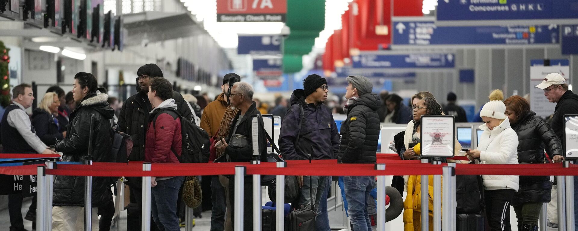 Travelers wait to go through security check point at the O'Hare International Airport in Chicago, Sunday, Jan. 14, 2024. Over 70 flight cancellations at Chicago airports Sunday. (AP Photo/Nam Y. Huh) - Sputnik International, 1920, 29.02.2024
