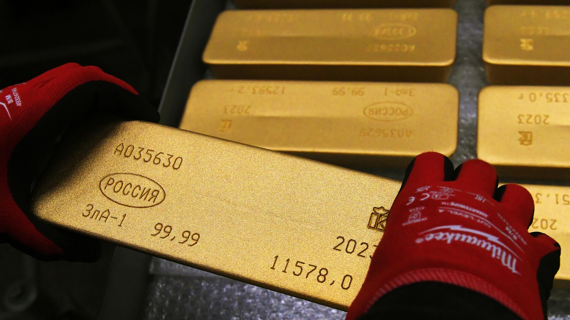 Ingots of 99.99 percent pure gold are placed in a workroom at Krastsvetmet precious metals plant, in Krasnoyarsk, Russia. - Sputnik International, 1920, 16.01.2024