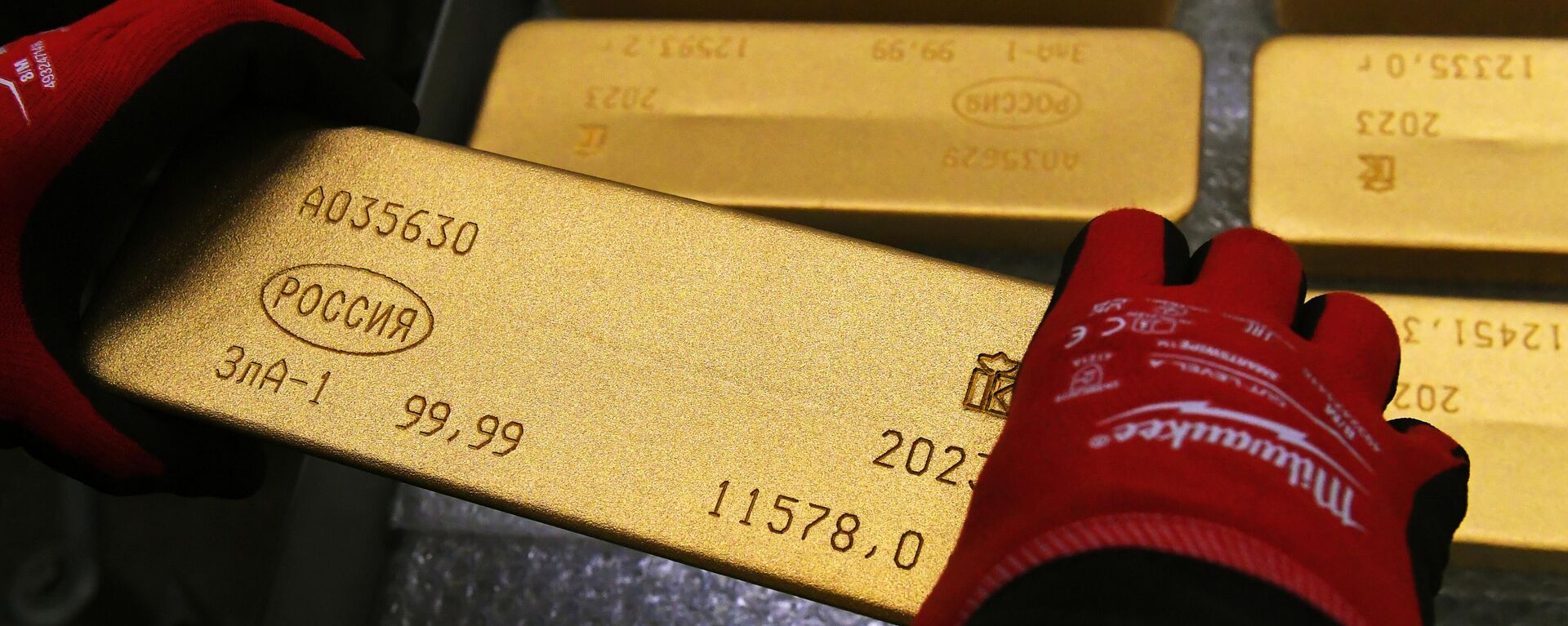 Ingots of 99.99 percent pure gold are placed in a workroom at Krastsvetmet precious metals plant, in Krasnoyarsk, Russia. - Sputnik International, 1920, 16.01.2024