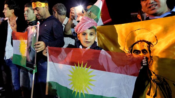 People holding Kurdish flags - Sputnik International
