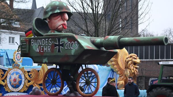 A carnival float mocks the current condition of the German armed Forces' military equipment during a Rose Monday street carnival parade in Duesseldorf, western Germany, on February 20, 2023 - Sputnik International