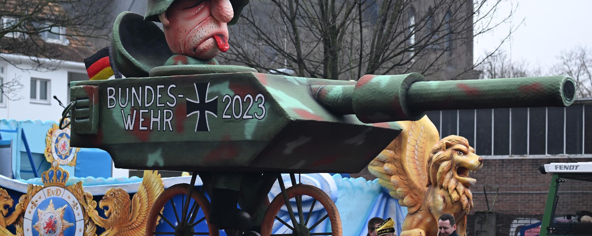 A carnival float mocks the current condition of the German armed Forces' military equipment during a Rose Monday street carnival parade in Duesseldorf, western Germany, on February 20, 2023 - Sputnik International, 1920, 16.01.2024