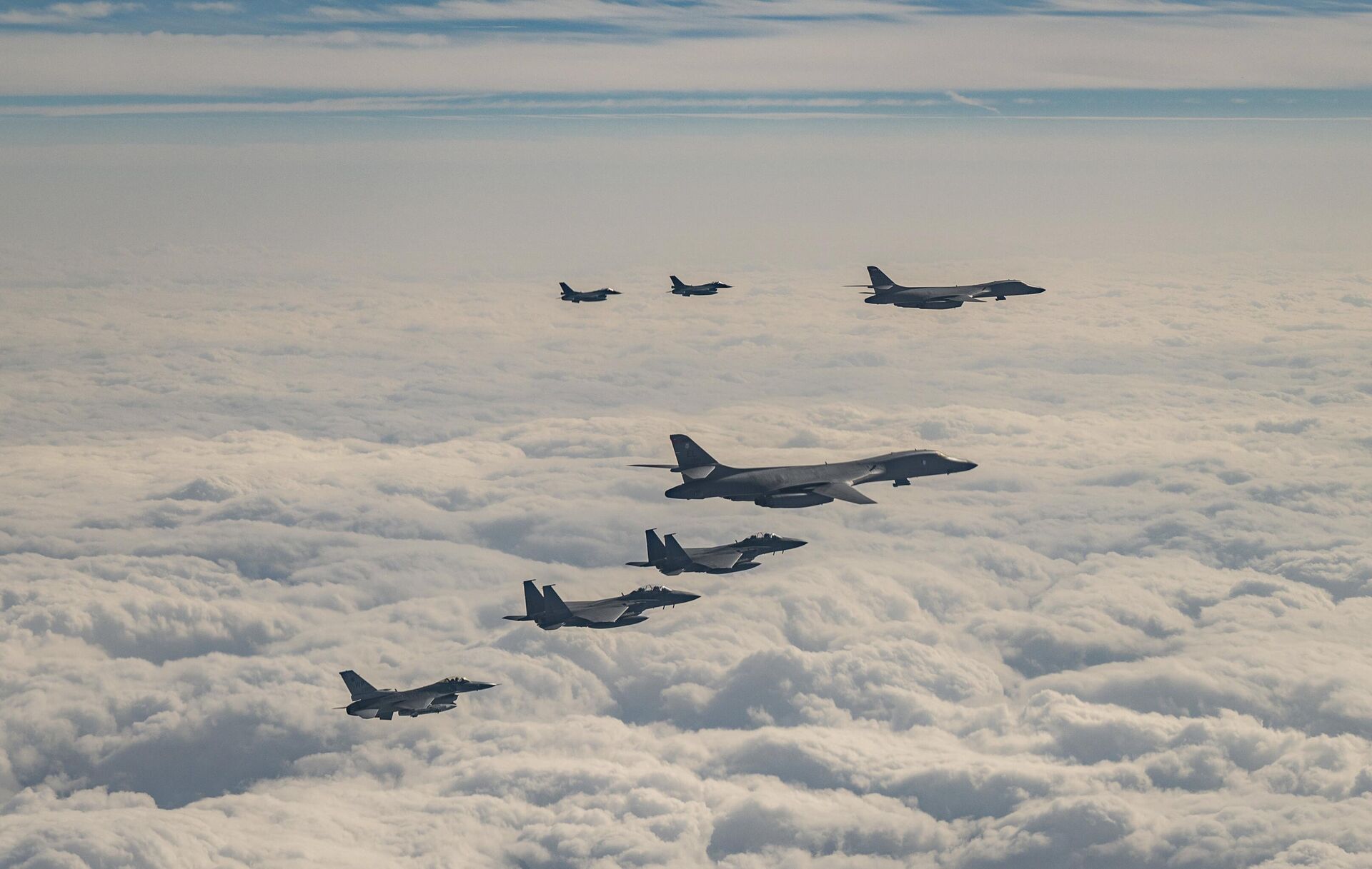 U.S. Air Force B-1B bombers, F-16 fighter jets, South Korean Air Force F-15K fighter jets and Japanese Air Force F-2 fighter jets fly over South Korea's southern island of Jeju during a joint air drill, Wednesday, Dec. 20, 2023  in a show of force against North Korea. - Sputnik International, 1920, 17.01.2024