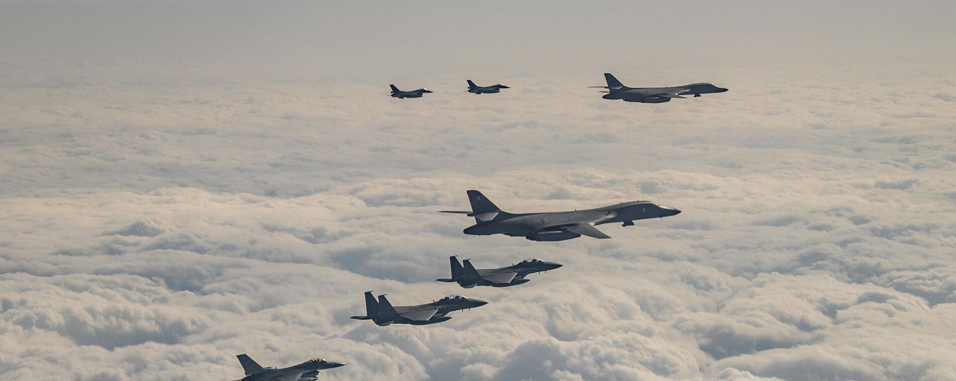 U.S. Air Force B-1B bombers, F-16 fighter jets, South Korean Air Force F-15K fighter jets and Japanese Air Force F-2 fighter jets fly over South Korea's southern island of Jeju during a joint air drill, Wednesday, Dec. 20, 2023  in a show of force against North Korea. - Sputnik International, 1920, 30.06.2024