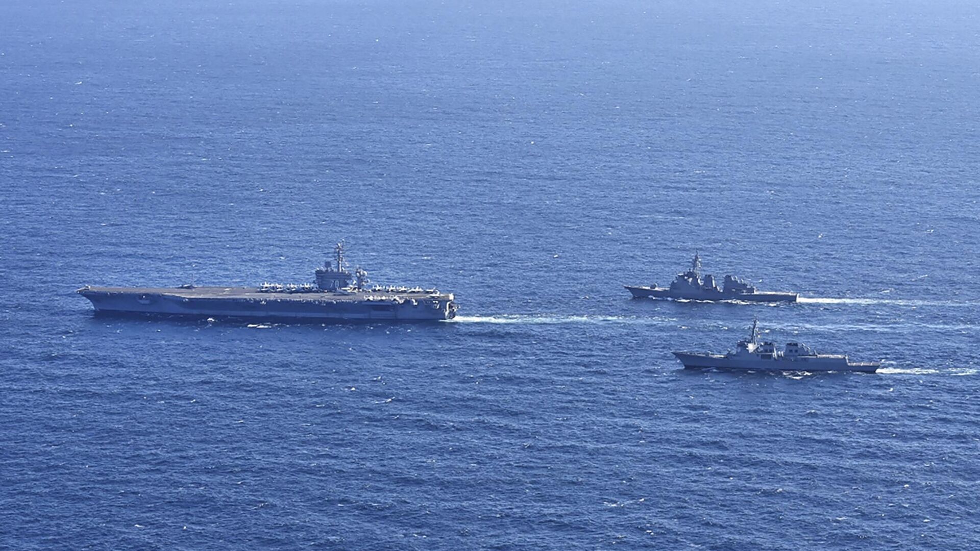 Aircraft carrier USS Carl Vinson, left, sails with South Korean Navy's Aegis destroyer King Sejong the Great and Japan's Maritime Self-Defense Force Aegis destroyer Kongou in the international waters of the southern coast of Korean peninsular during a recent joint drill in 2024 - Sputnik International, 1920, 06.02.2024