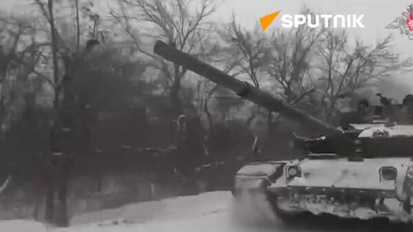 Russian tank crew destroy a temporary position of Ukrainian Armed Forces personnel - Sputnik International
