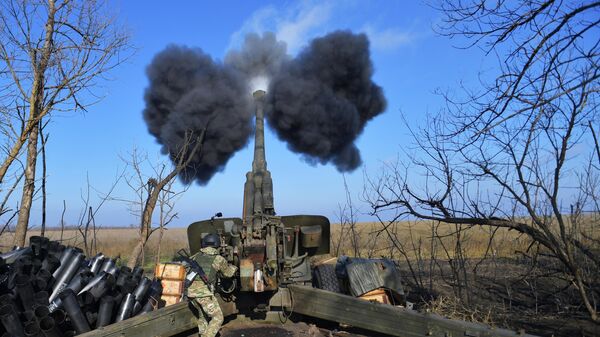 A Russian serviceman fires a 2A65 Msta-B 152 mm towed howitzer towards Ukrainian positions in the course of Russia's military operation in Ukraine, in the Zaporozhye sector of the front, Russia. - Sputnik International