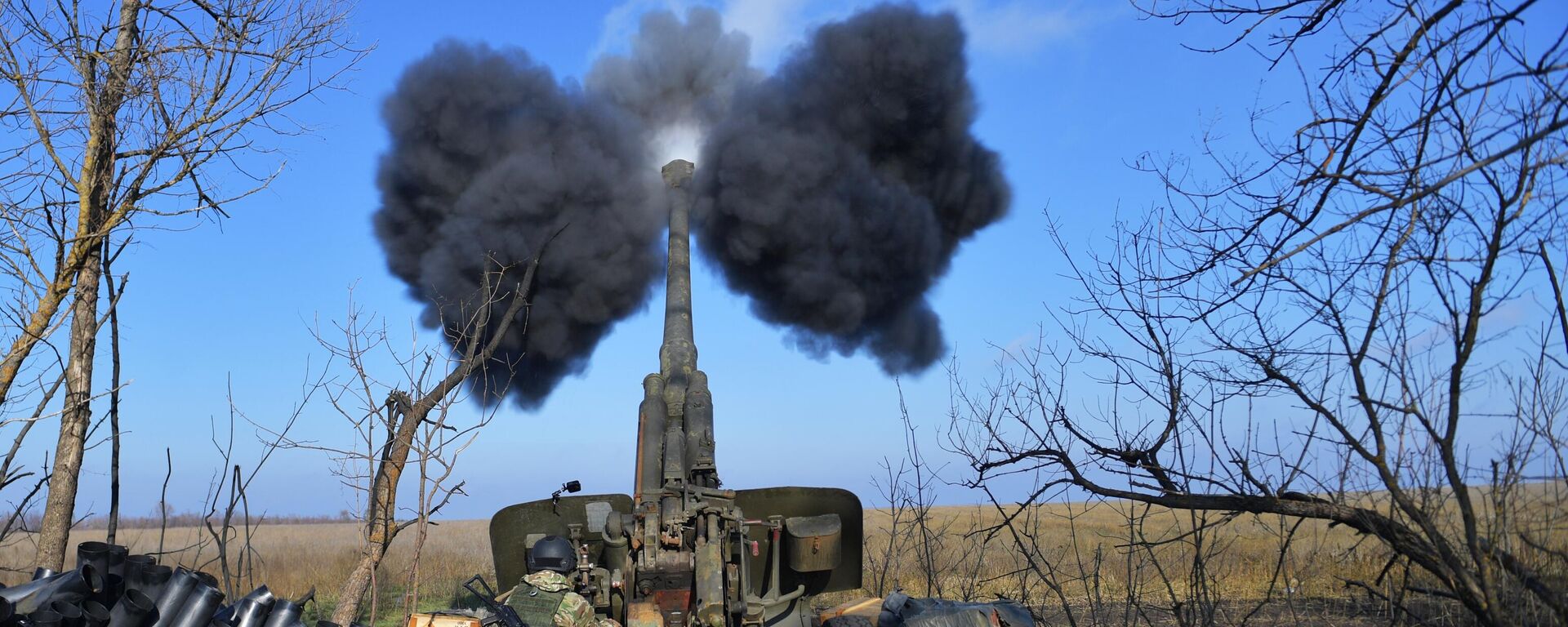 A Russian serviceman fires a 2A65 Msta-B 152 mm towed howitzer towards Ukrainian positions in the course of Russia's military operation in Ukraine, in the Zaporozhye sector of the front, Russia. - Sputnik International, 1920, 25.01.2024