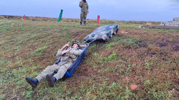 Testing of Bratishka remote-control operated drone evacuating a wounded soldier. Screenshot from video. - Sputnik International