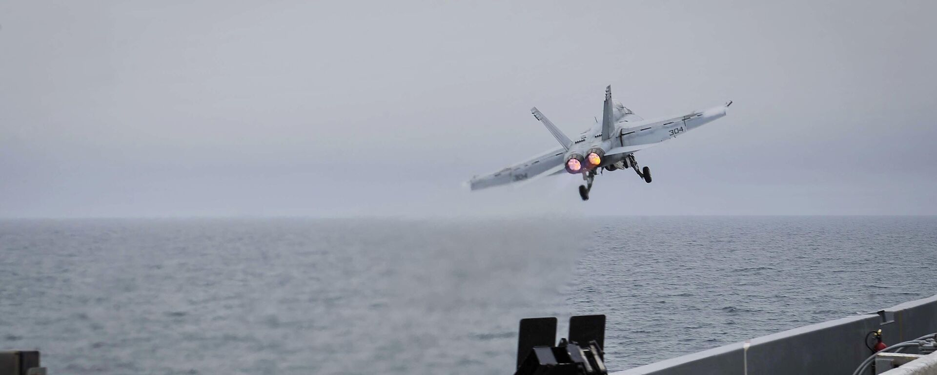 In this Wednesday, April 15, 2015 image released by U.S. Navy Media Content Services, an F/A-18E Super Hornet, assigned to the Knighthawks of Strike Fighter Attack Squadron 136, launches off the flight deck aboard Nimitz-class aircraft carrier USS Theodore Roosevelt in the Fifth Fleet area of operations - Sputnik International, 1920, 22.12.2024