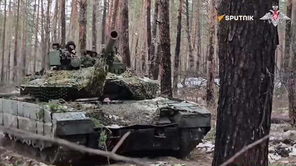 Russian tank crews wipe out area target in Krasny Liman - Sputnik International